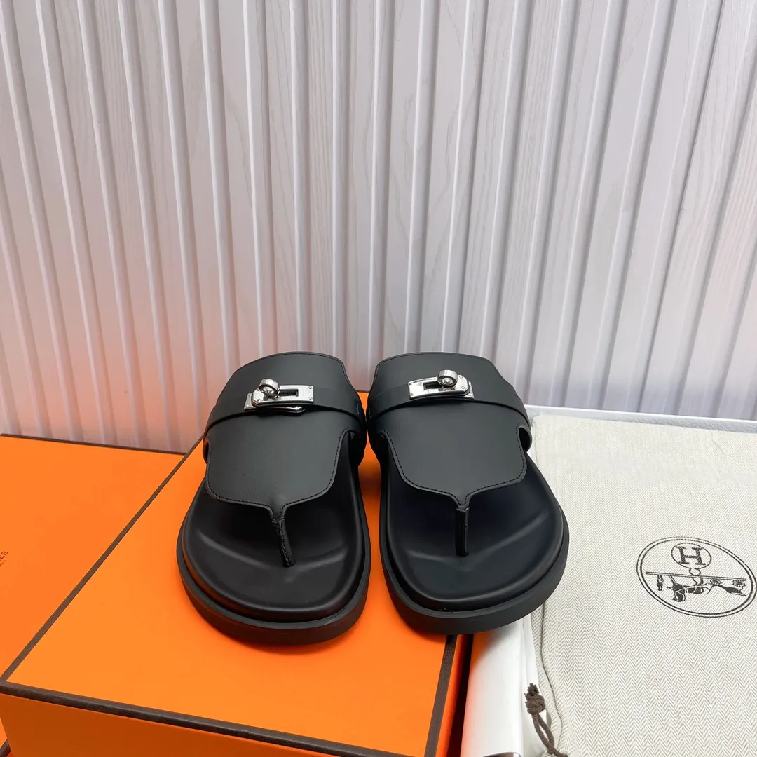 👟👟Ex-factory price 480👟👟 High version of Hermes 🐎The extremely popular couple's second uncle slippers/the latest snake print sandals and slippers, paired with various colorful socks, so trendy!  ———————— Upper: imported cowhide/Lining: imported cowhide Outsole: Tpu non-slip and wear-resistant outsole Female 36-46.